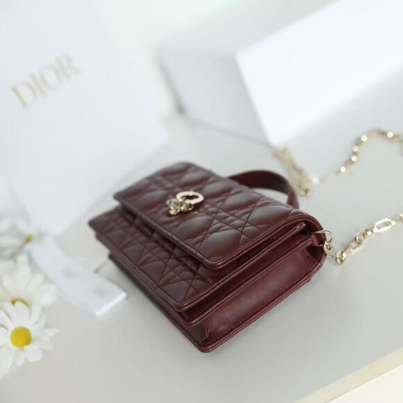 Classic DIOR Bag: A Stylish and Versatile Choice for Elegance - Picture 4 of 11